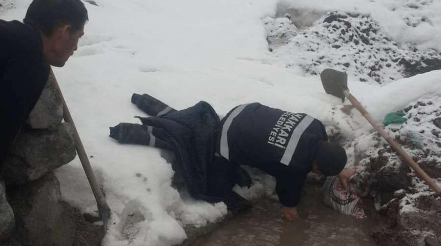 Hakkari’de yol kenarındaki kanallar temizlendi