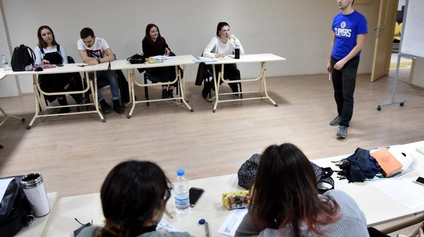 Gen&ccedil;ler dil &ouml;ğrenmenin mutluluğunu yaşıyor