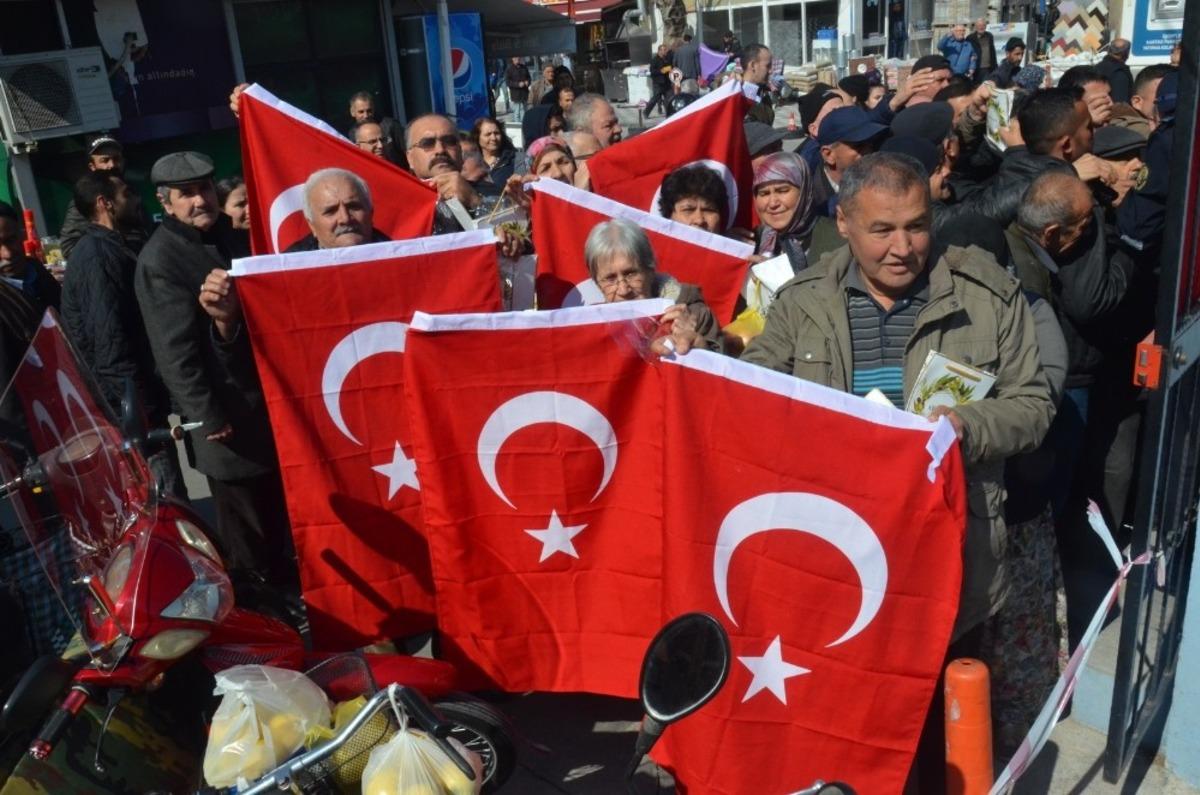 Akhisar Belediyesi şehitler i&ccedil;in bayrak dağıttı