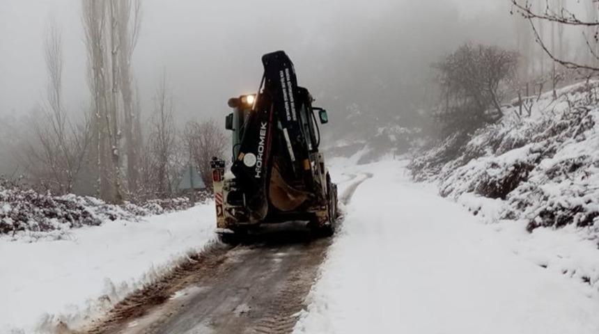 Ahmetli&rsquo;de karla m&uuml;cadele &ccedil;alışmaları