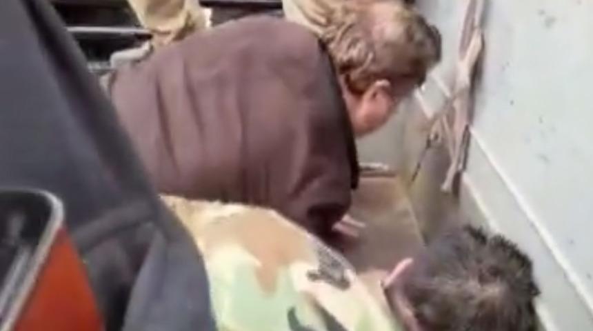 Suriye&rsquo;de muhalifler 2 rejim askerini esir aldı