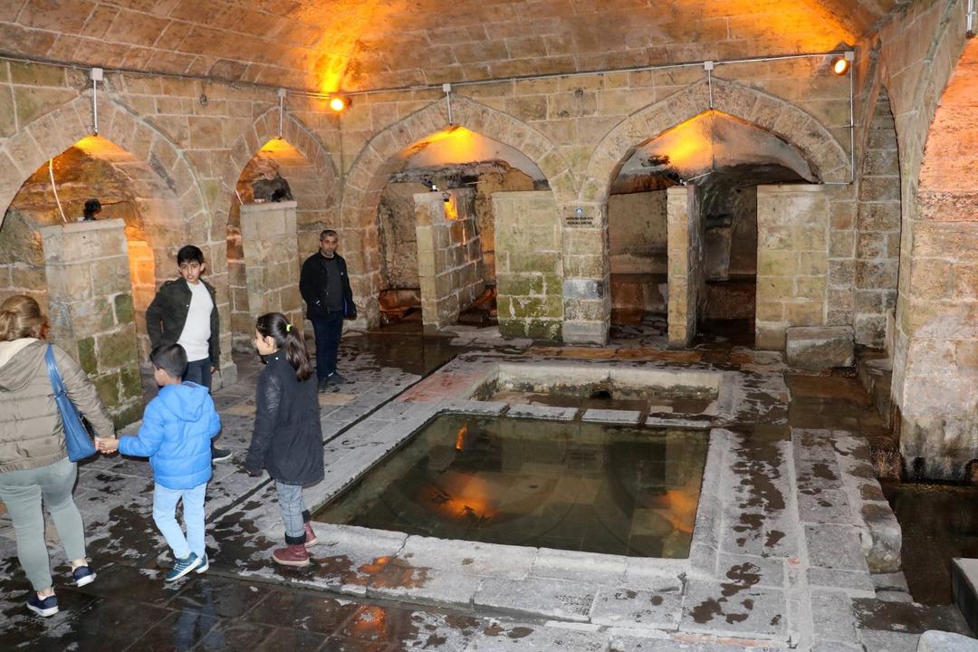 Gaziantep yer altı kastelleriyle ziyaret&ccedil;ilerini b&uuml;y&uuml;l&uuml;yor
