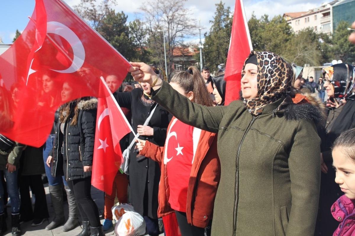 Kırıkkale&rsquo;de bayrağını alan meydana koştu