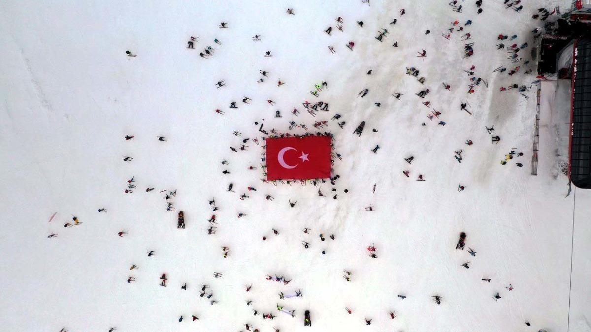 Erciyes'te İdlib şehitlerine dev bayraklı anma