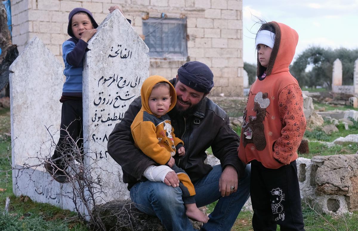 Suriye'deki mezarlıkta yaşam savaşı veriyorlar! &Ccedil;ocukları &ouml;lmesin diye...