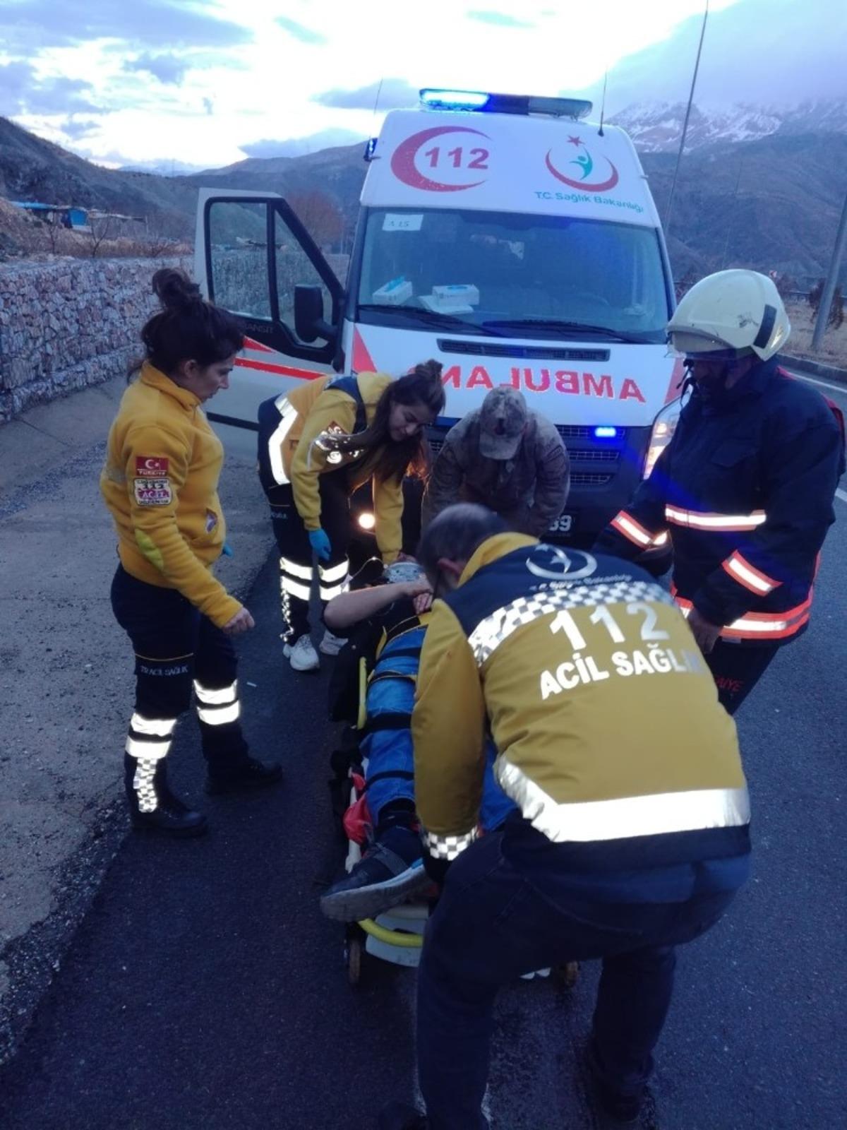 Otomobil r&ouml;gar bacasına &ccedil;arptı: 6 yaralı