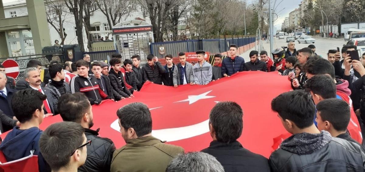 İdlib şehitleri i&ccedil;in y&uuml;r&uuml;y&uuml;ş ve konvoy