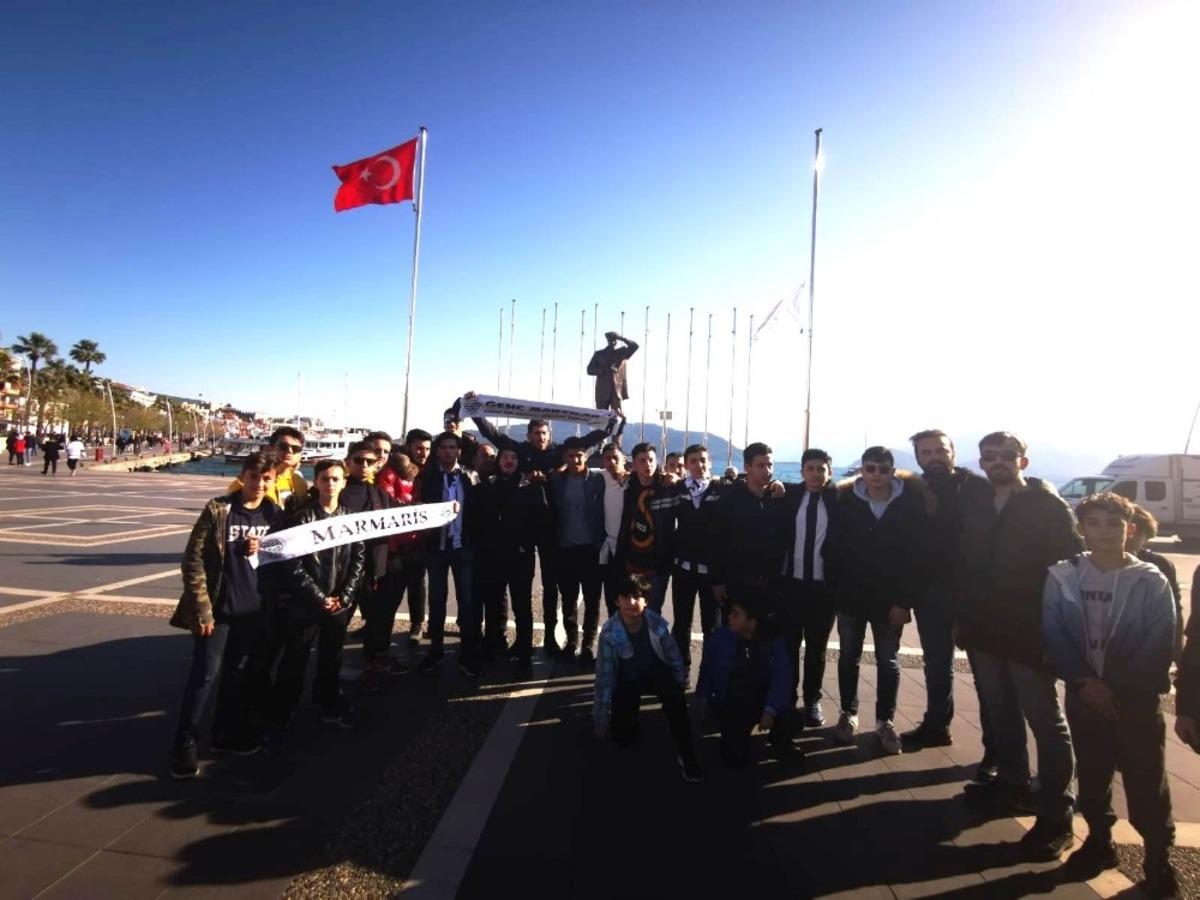 Marmarissporlu taraftarlar şehitler i&ccedil;in y&uuml;r&uuml;d&uuml;