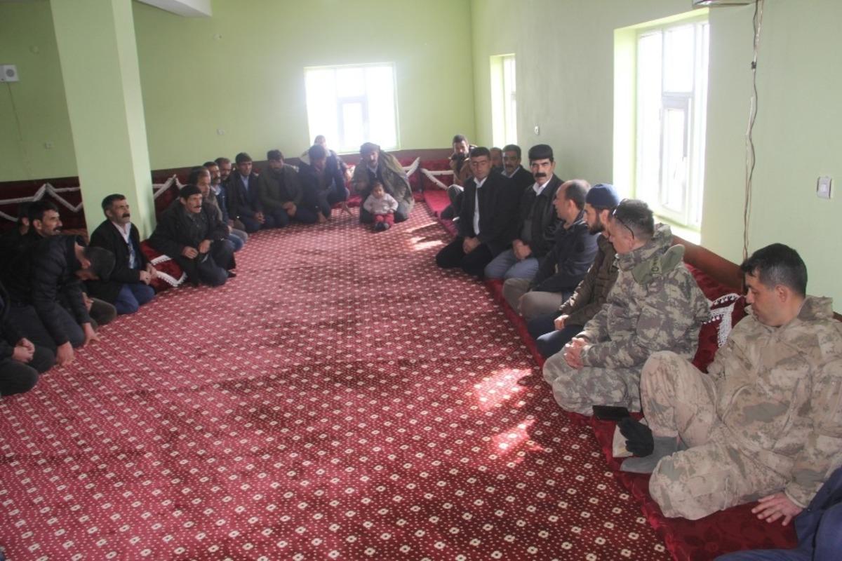 Depremden etkilenen mahallelere &lsquo;ge&ccedil;miş olsun&rsquo; ziyareti