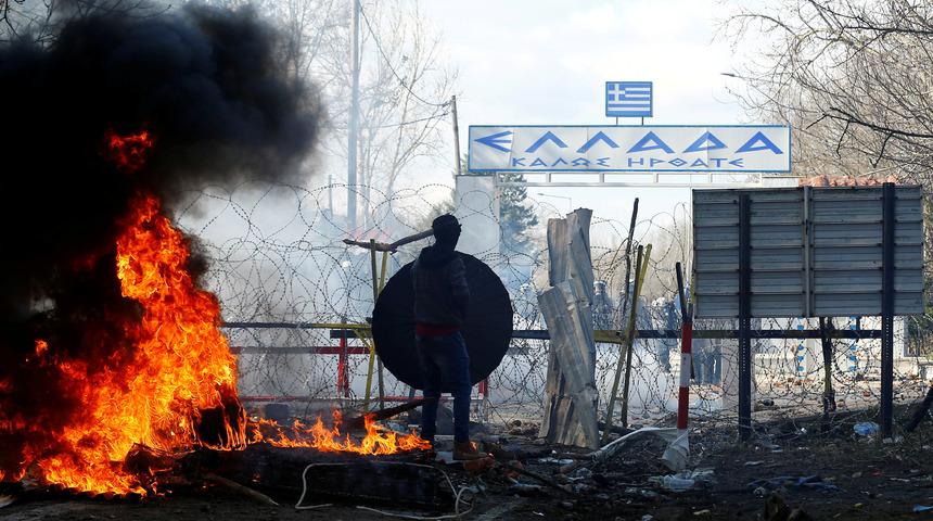 Yunan askerinin zor anları! Dengesini kaybedip d&uuml;ş&uuml;nce...