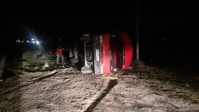 Gölbaşı’nda kamyonet yan yattı: 2 yaralı