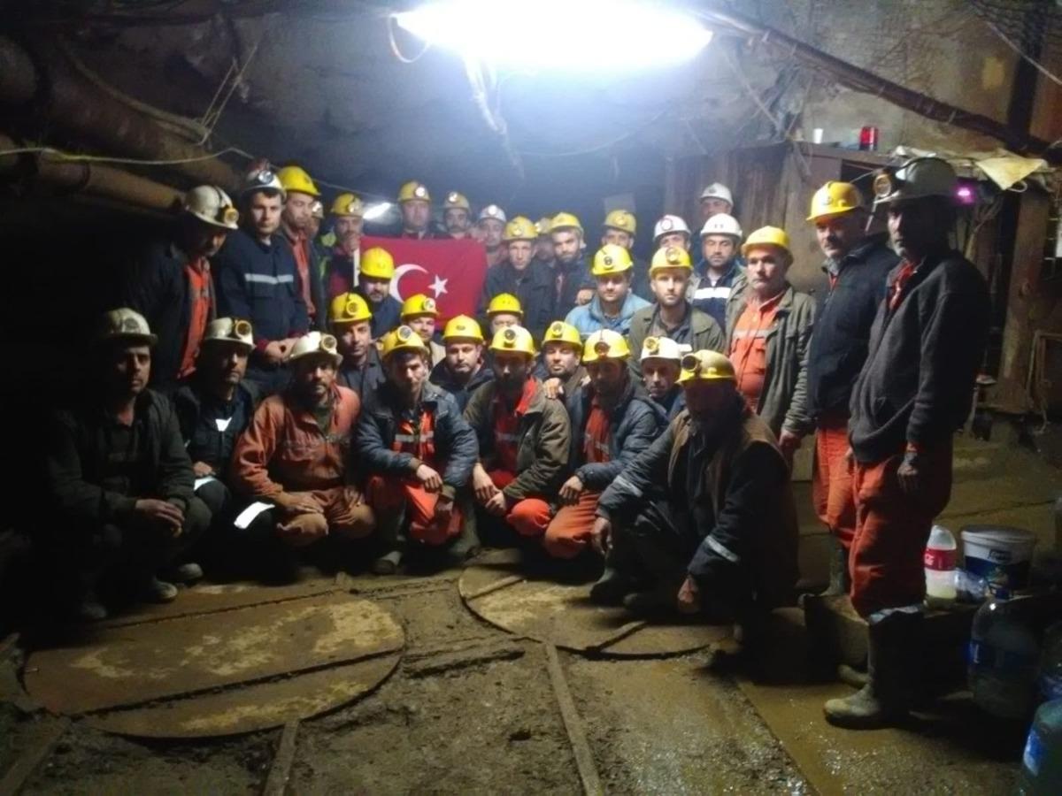 &Uuml;&ccedil; aydır maaşlarını alamayan iş&ccedil;iler maden ocağından &ccedil;ıkmıyorlar
