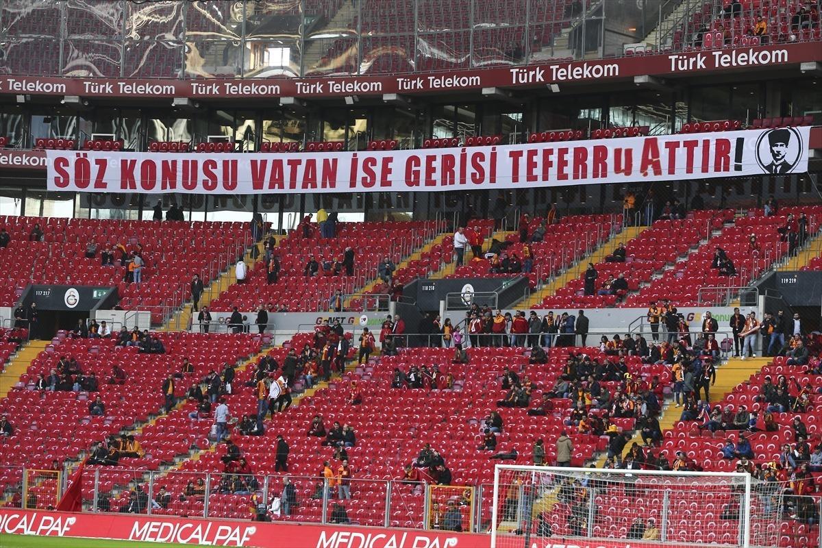 Galatasaray trib&uuml;nleri İdlib şehitlerini unutmadı