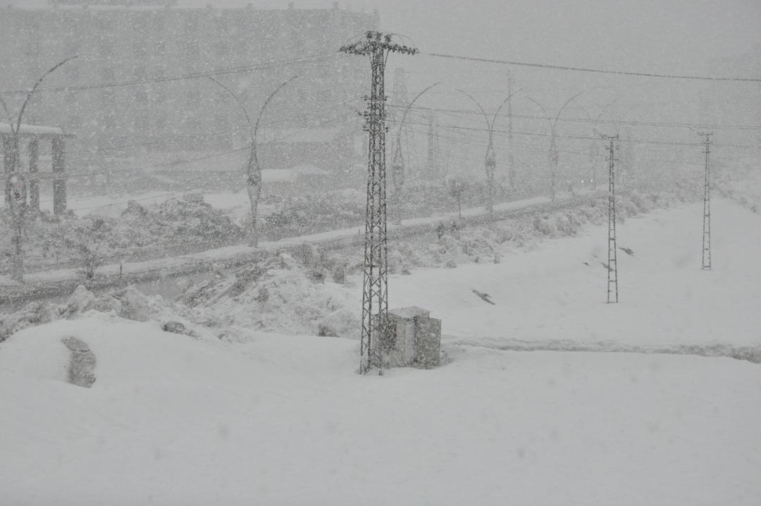 Hakkari'nin Y&uuml;ksekova il&ccedil;esinde yoğun kar yağışı! G&ouml;z g&ouml;z&uuml; g&ouml;rm&uuml;yor