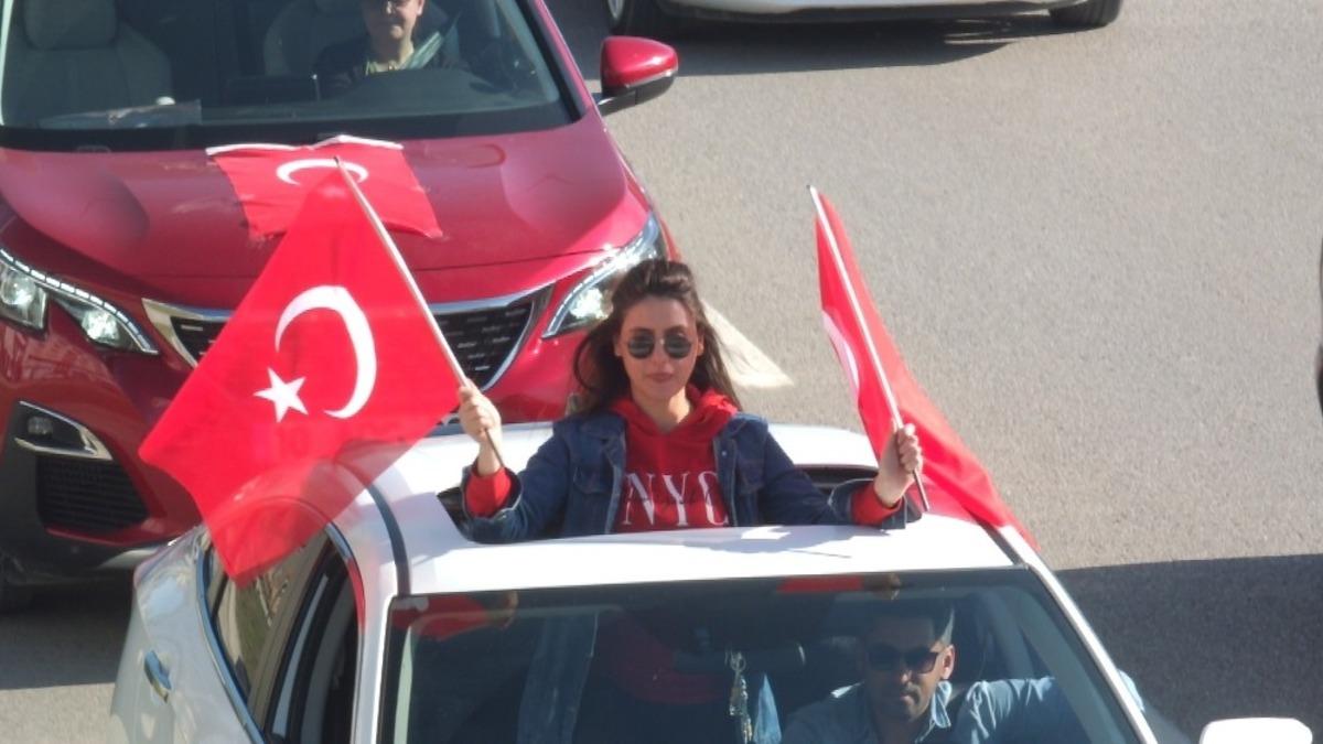 Sosyal medyada &ouml;rg&uuml;tlendiler, konvoy olup yollara d&uuml;şt&uuml;ler