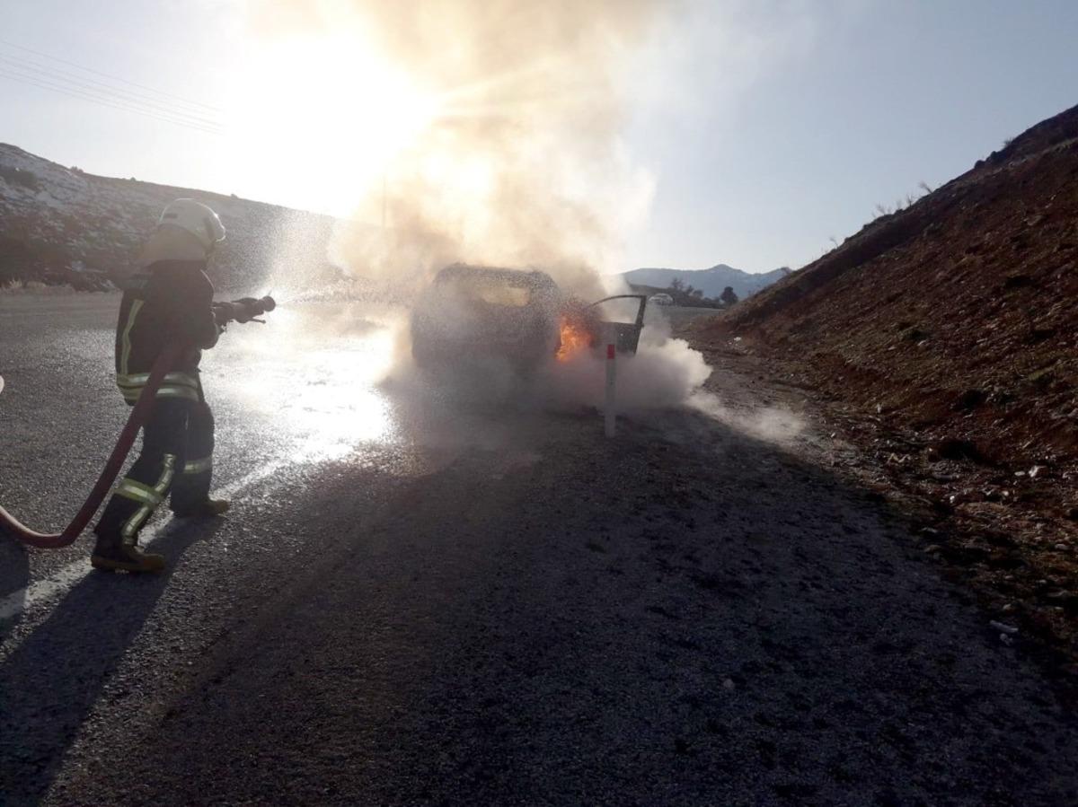 Seyir halindeki ara&ccedil; yandı