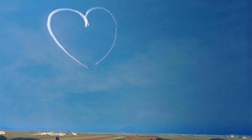 İdlib semalarında muhteşem g&ouml;r&uuml;nt&uuml;