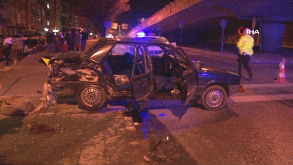 Otomobiller kavşakta &ccedil;arpıştı: 4 yaralı