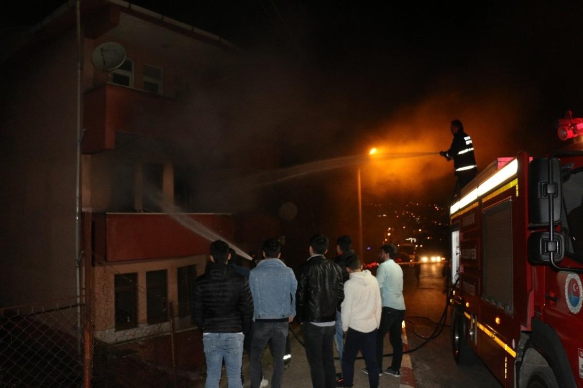 Karab&uuml;k'te korkutan yangın! Diri diri yanmaktan son anda kurtuldular