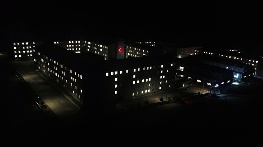 Türkiye Mehmetçik için tek yürek! Binadaki ışıklarla yaptılar