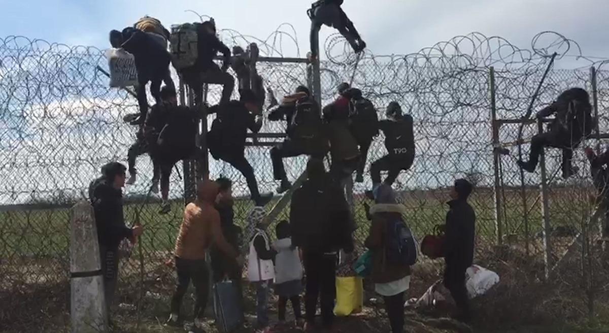 T&uuml;rkiye'den ayrılmaya &ccedil;alışan m&uuml;lteciler sınırlara gelmeye devam ediyor