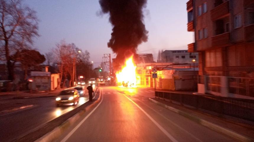 &Ouml;l&uuml;mden d&ouml;nd&uuml;ler! Bursa'da &ouml;zel halk otob&uuml;s&uuml; alev topuna d&ouml;nd&uuml;