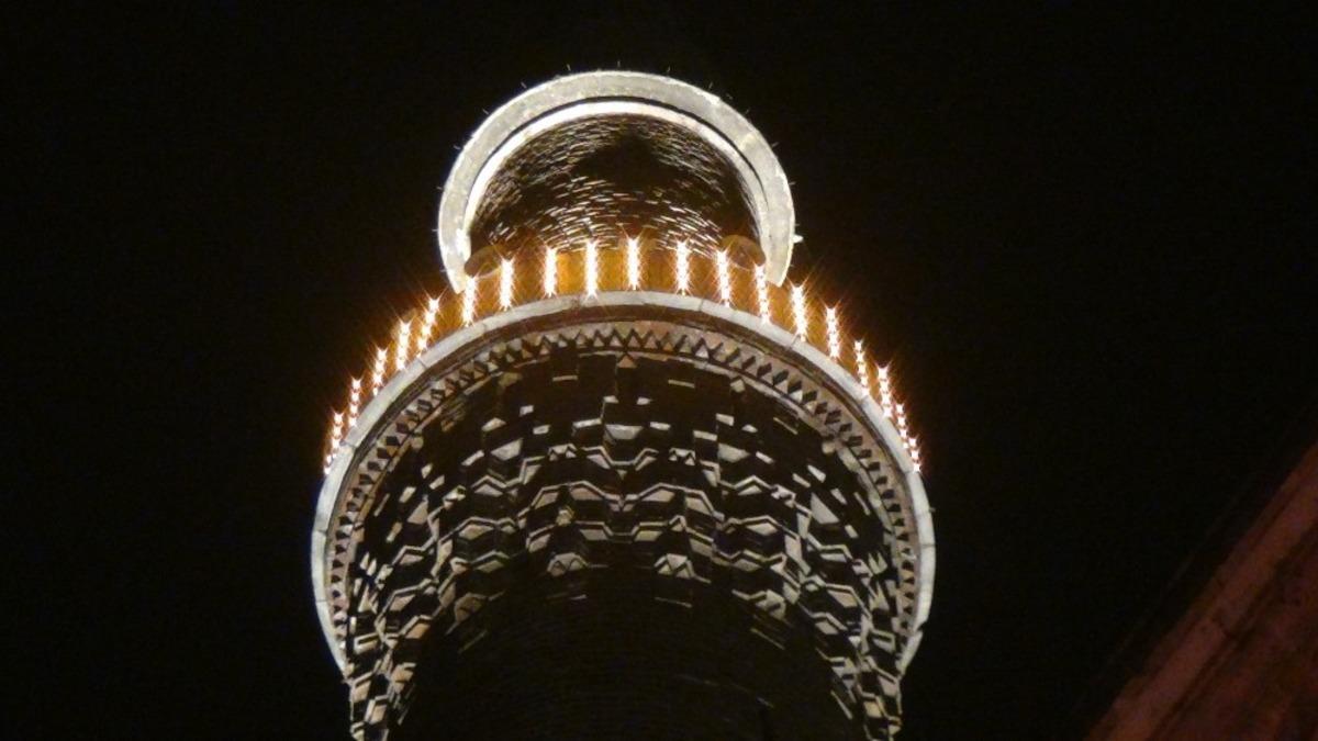 Eller Bahar Kalkanı ve şehitler i&ccedil;in semaya kalktı