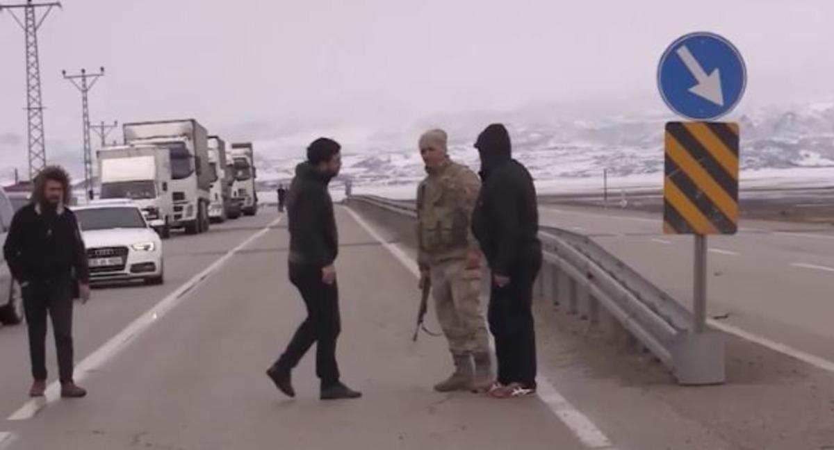 Ağrı'da son dakika haberi! G&uuml;rbulak G&uuml;mr&uuml;k M&uuml;d&uuml;rl&uuml;ğ&uuml; aracına roketli saldırı