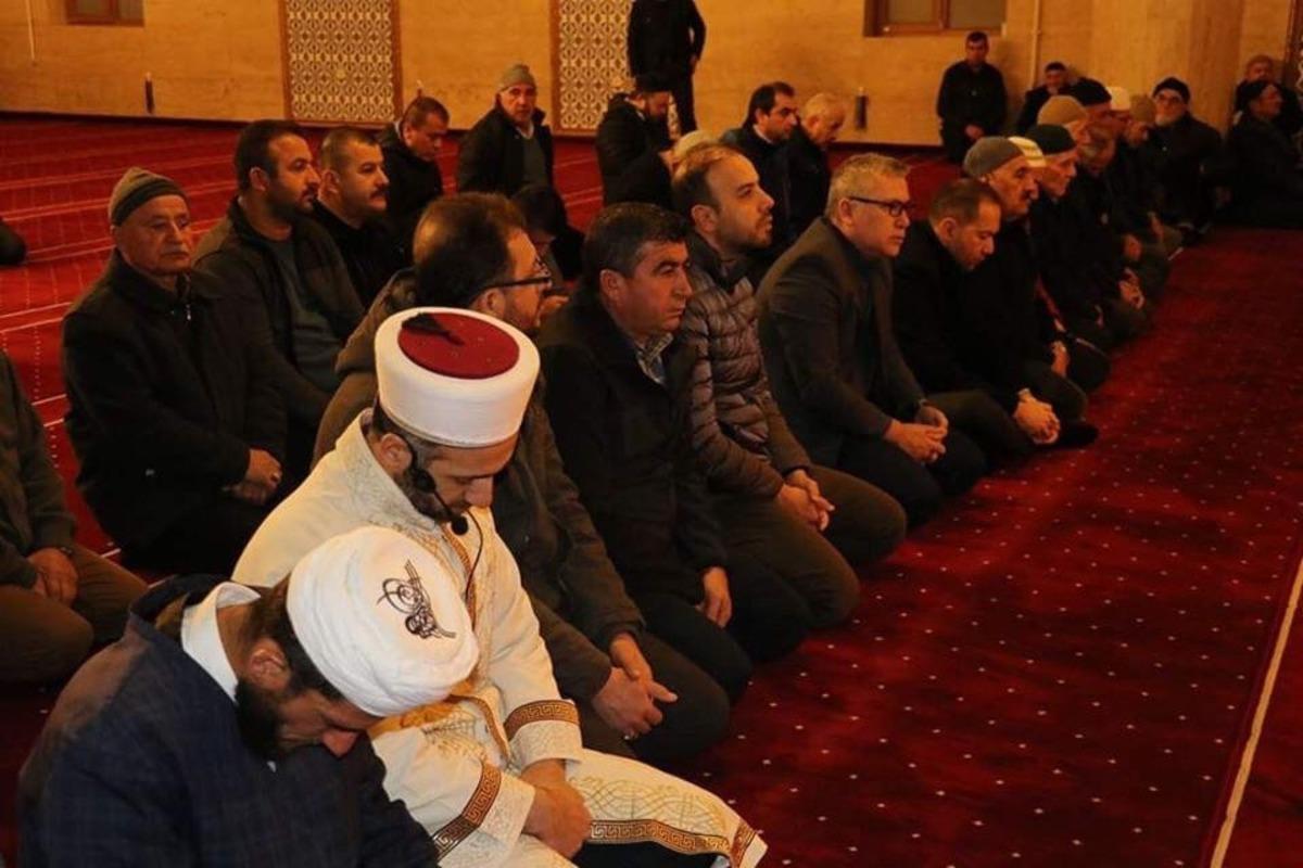 Niğde&rsquo;de camilerde eller Mehmet&ccedil;ik i&ccedil;in semaya kalktı