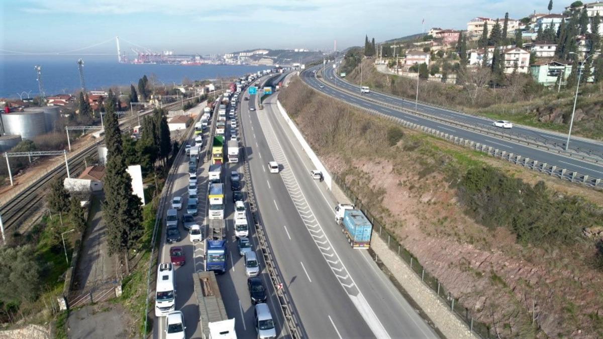 Kocaeli'de D-100&rsquo;de zincirleme kaza! Yaralılar var