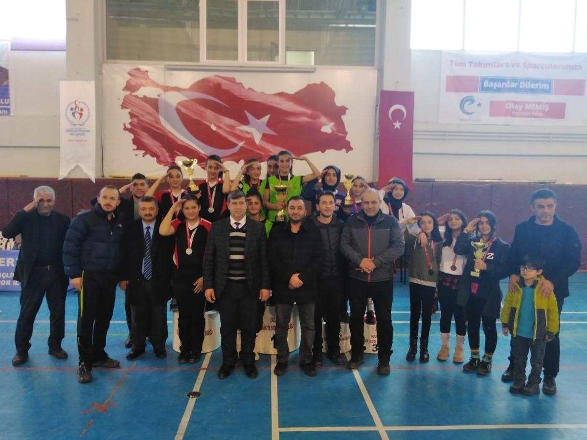 Şehitleri bayrakla andılar mehmet&ccedil;iği selamladılar