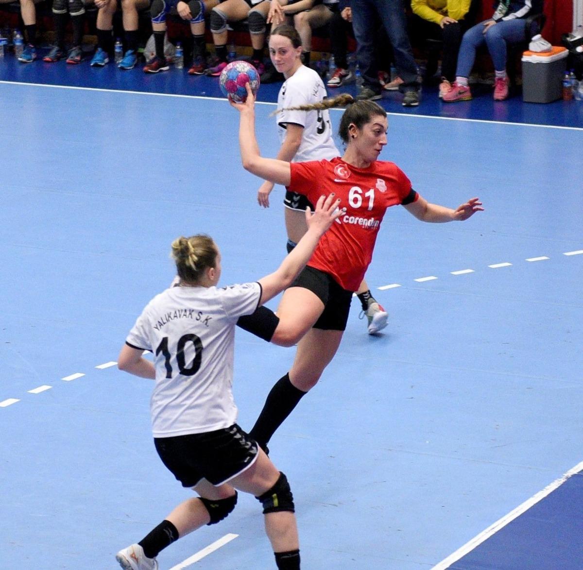 Kadın Hentbol Takımından şehitler i&ccedil;in saygı duruşu