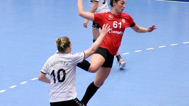 Kadın Hentbol Takımından şehitler için saygı duruşu