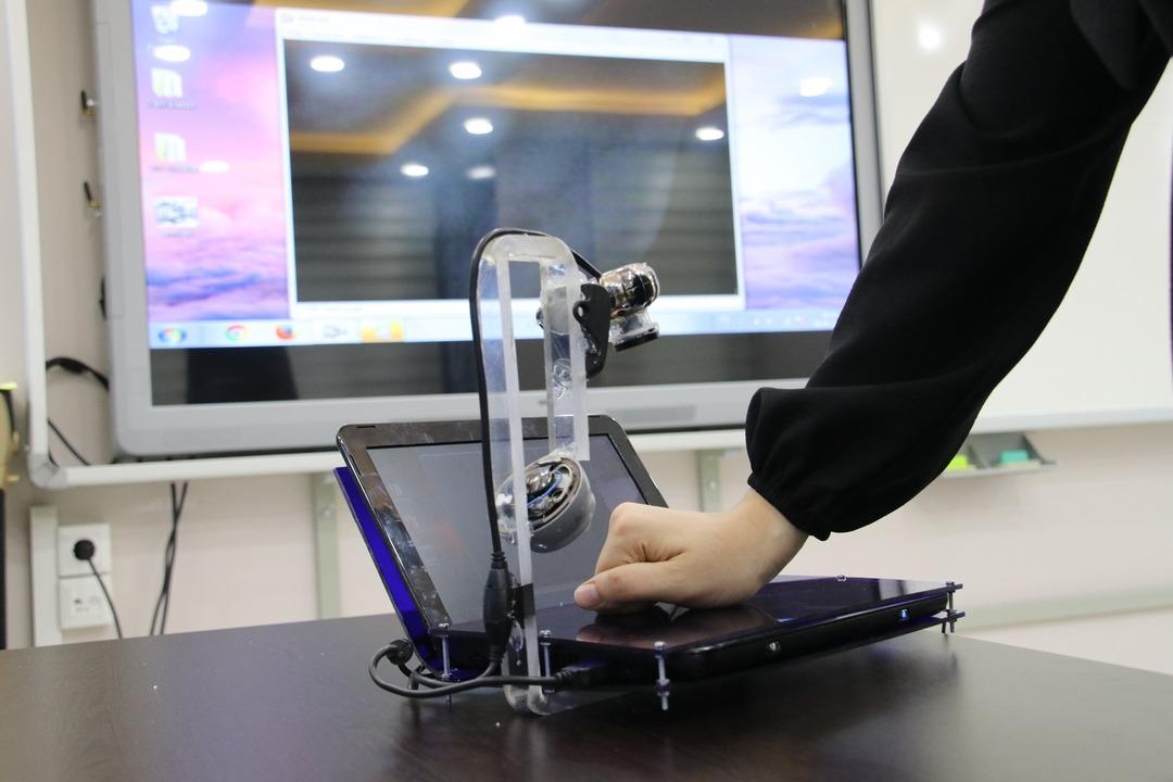 Babasının hastalığından sonra keşfetti! Bu cihazla damarları g&ouml;r&uuml;nt&uuml;l&uuml;yor