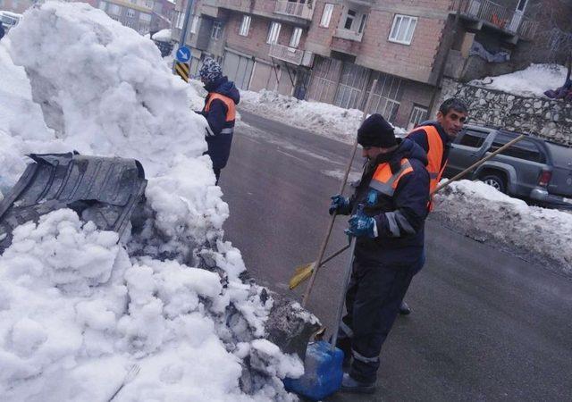 Temizlik işçilerinin zorlu çalışması