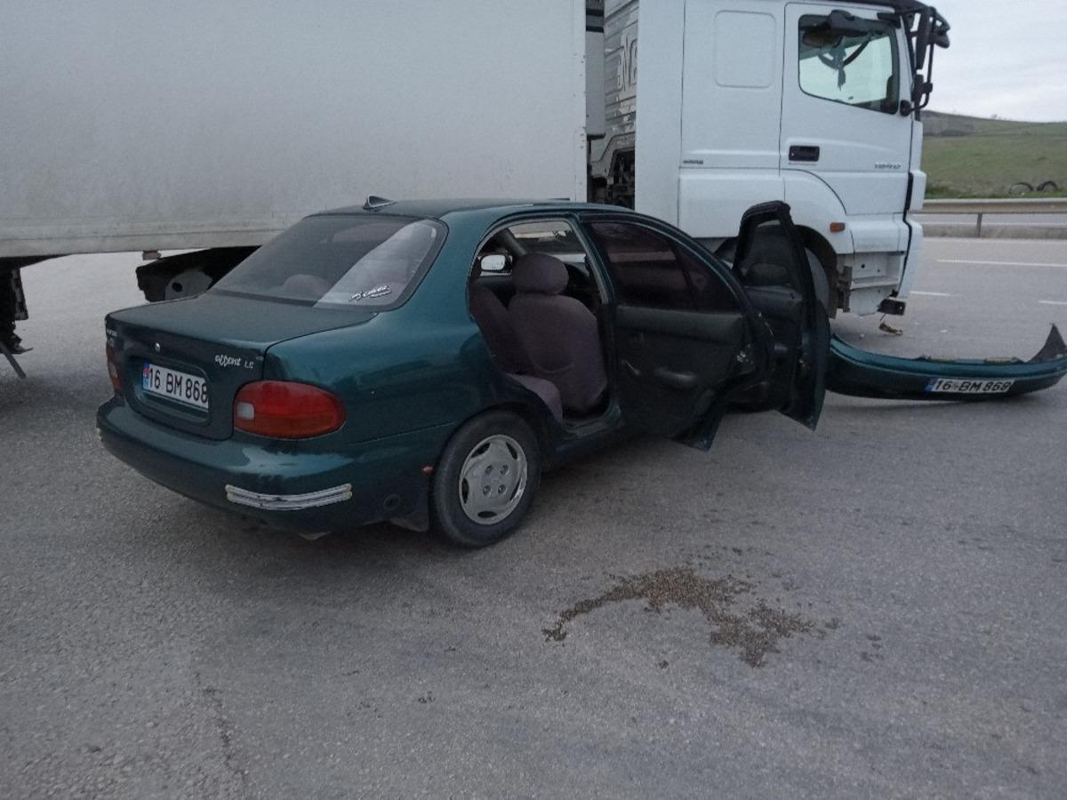 Kızını hastaneye g&ouml;t&uuml;ren s&uuml;r&uuml;c&uuml; ters şeride girdi: 2 yaralı