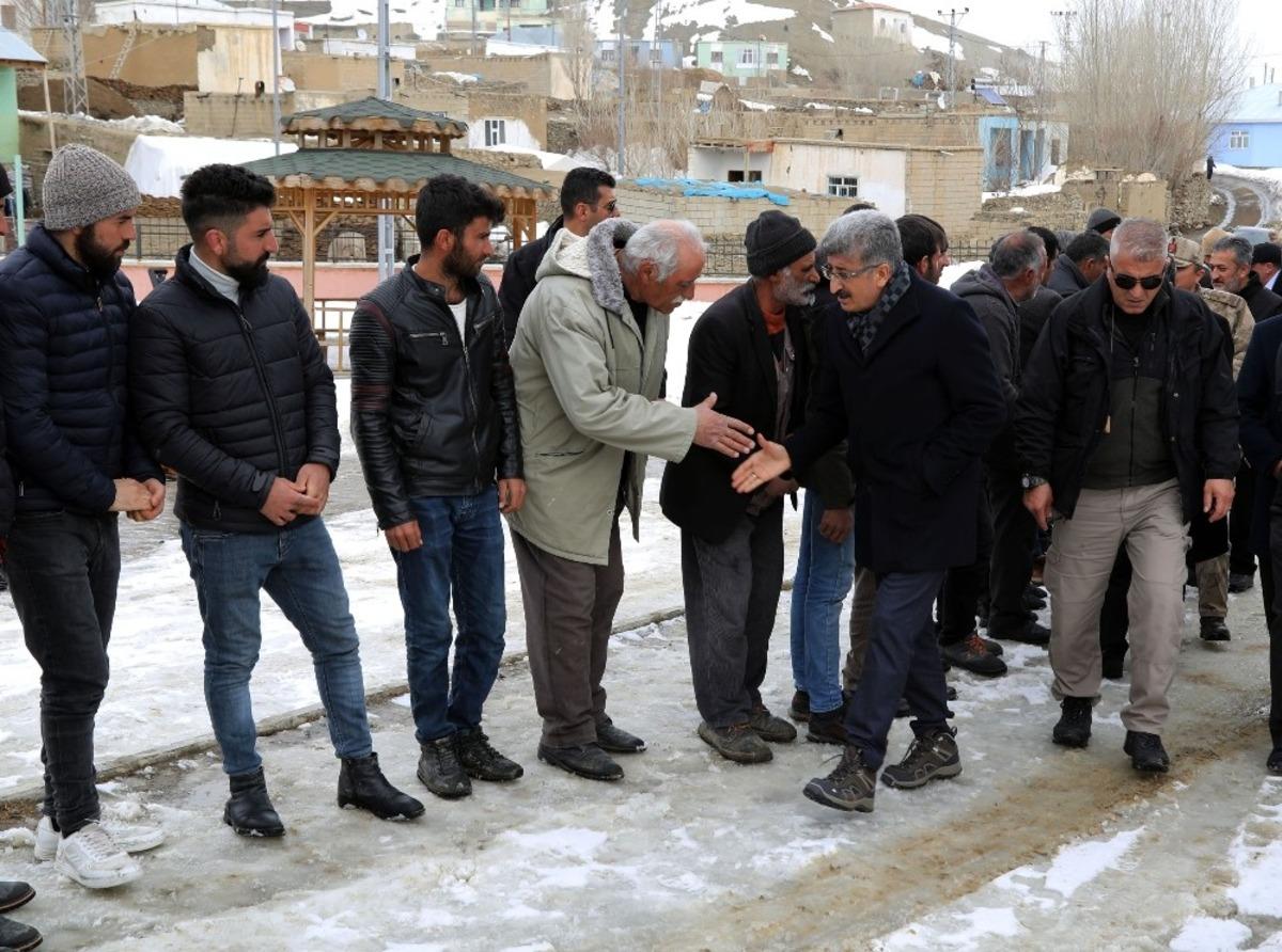 Vali Bilmez, Saray&rsquo;da depremden etkilenen mahalleleri gezdi