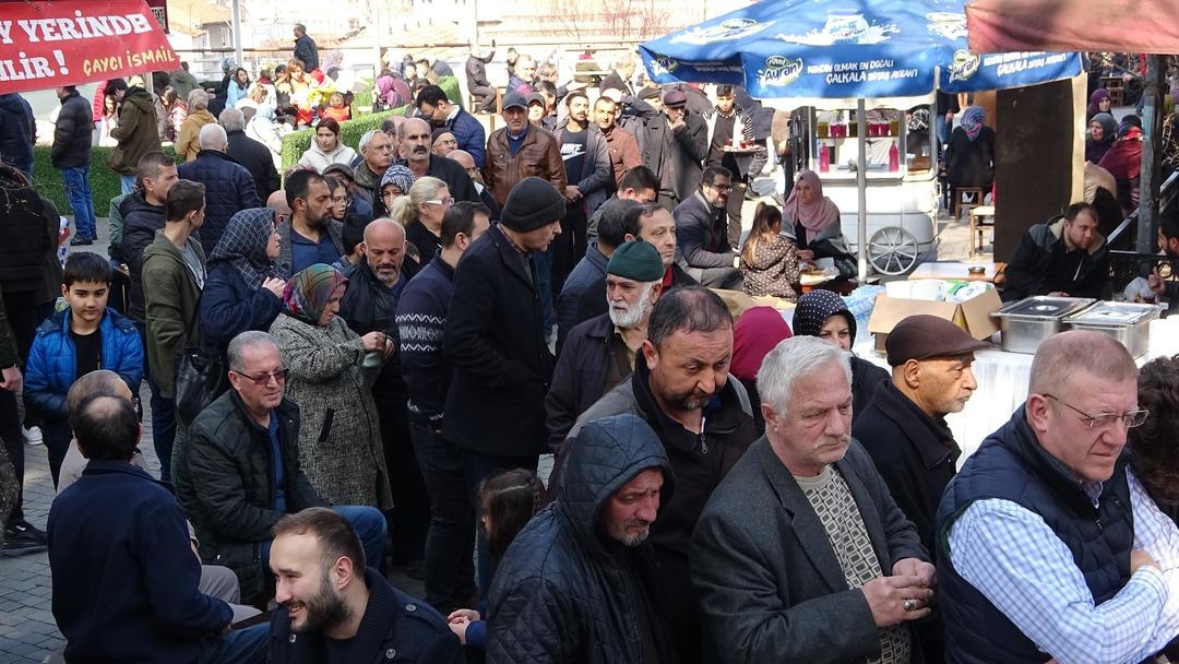 Yılda yalnızca 1 kez pişiyor! Yiyebilmek i&ccedil;in metrelerce kuyruk bekliyorlar