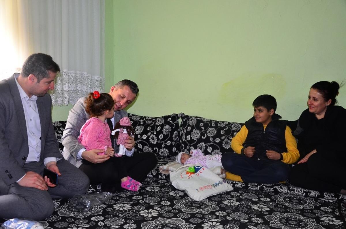 Kaymakam Solmaz&rsquo;dan yaşlı, hasta ve yeni doğan bebeklere ziyaret
