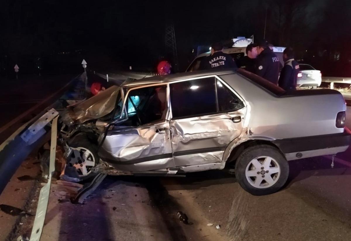 K&ouml;peğe &ccedil;arpmamak i&ccedil;in manevra yapınca bariyerlere &ccedil;arptı: 3 yaralı