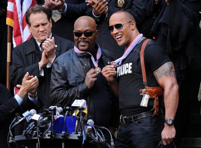 the-other-guys-movie-image-on-set-samuel-l-jackson-and-dwayne-the-rock-johnson-1
