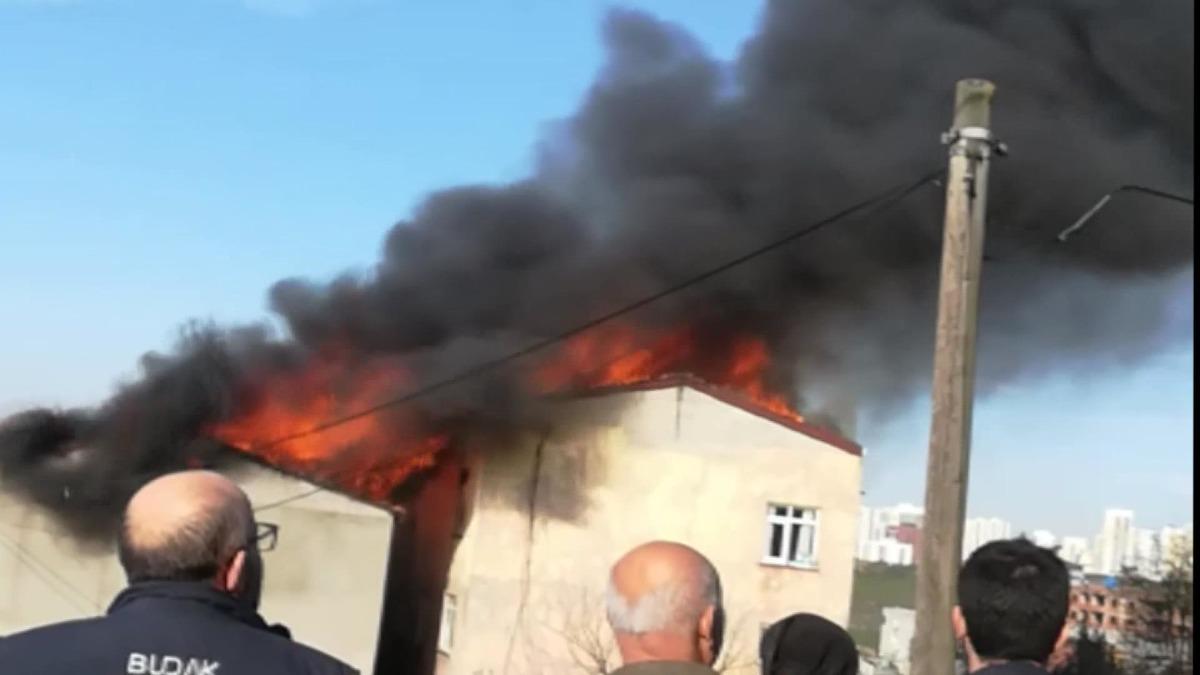 Avcılar'da korkutan yangın! 2 binanın &ccedil;atısı alev alev yandı