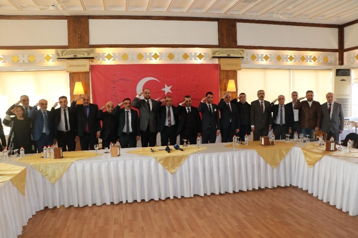 Asker selamı verip, İdlib saldırısına tepki g&ouml;sterdiler