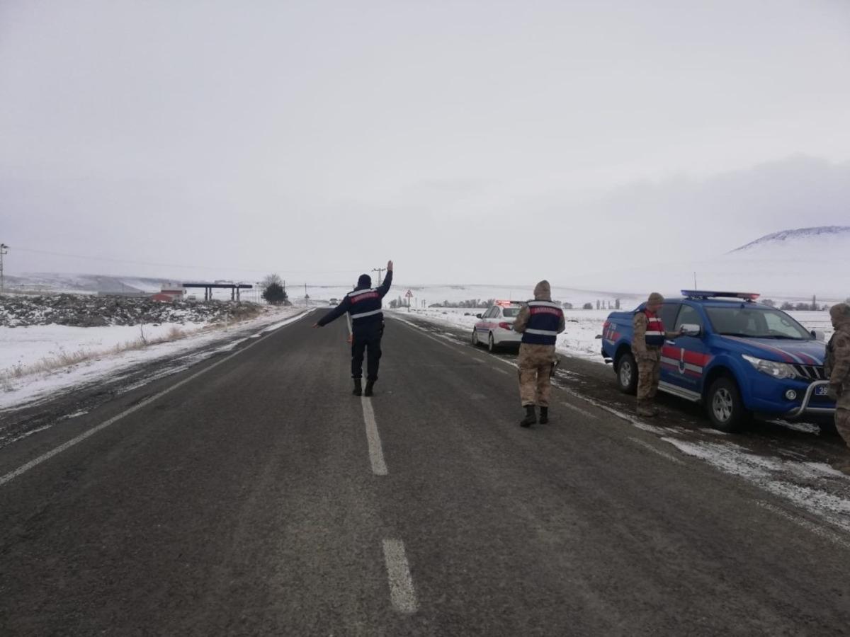 Kars&rsquo;ta jandarmadan sahte plaka uygulaması