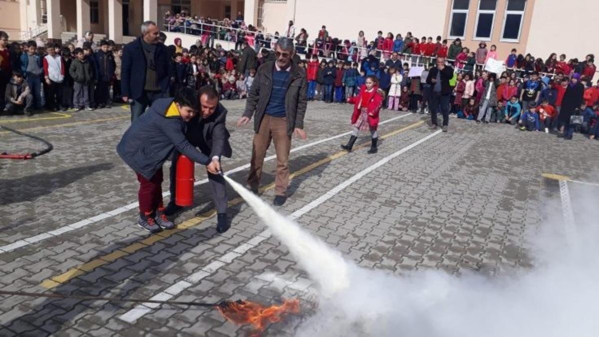 &Ouml;ğrencilerden yangın tatbikatı