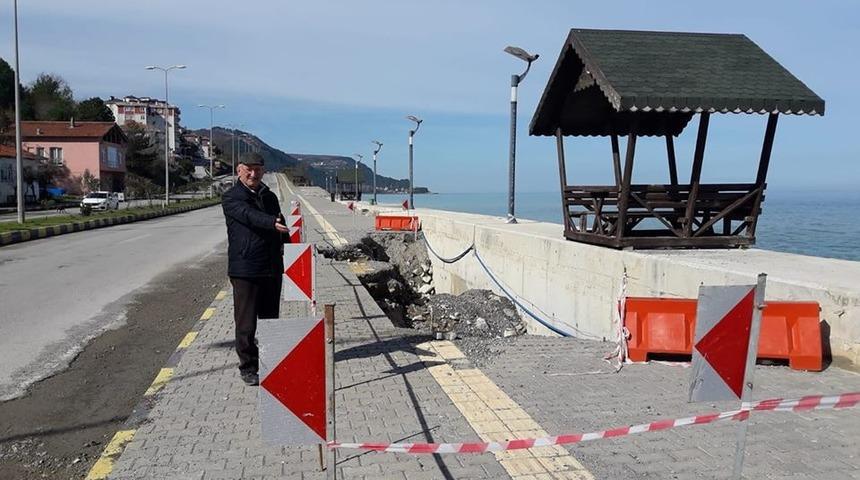 &Ccedil;atalzeytin&rsquo;de dev dalgalar hasara yol a&ccedil;tı