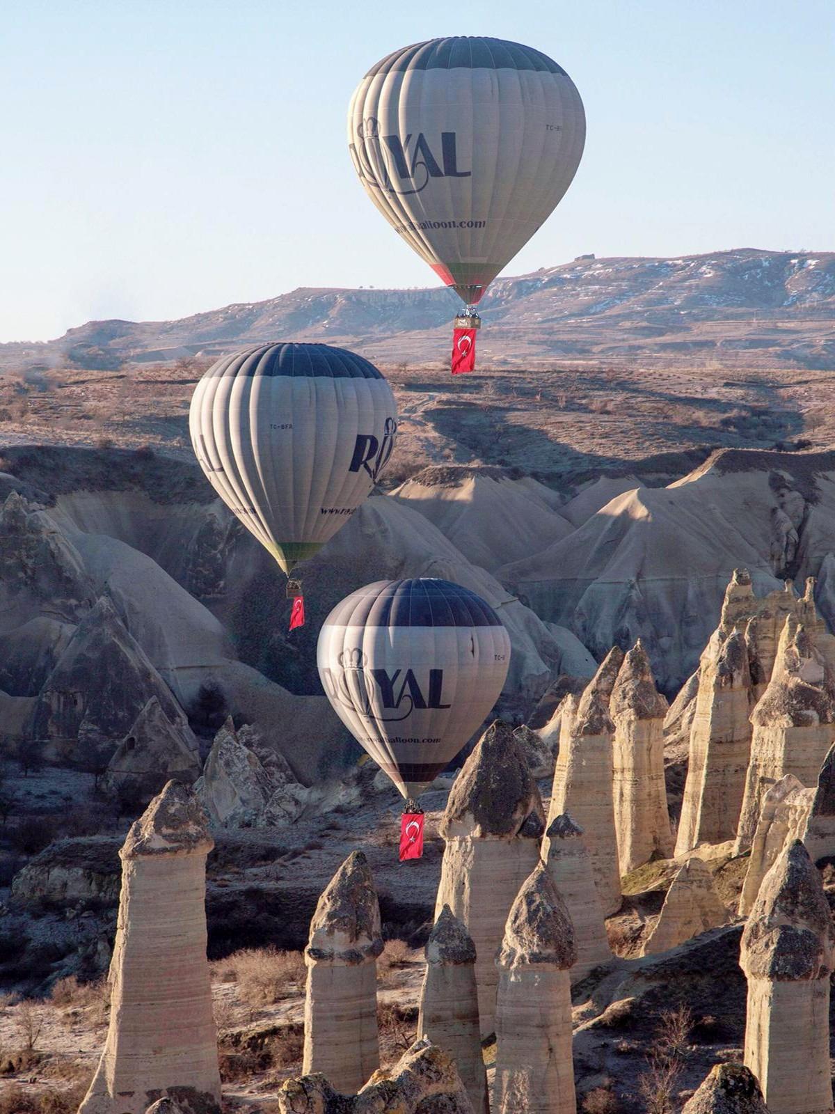 Kapadokya'da balonlar T&uuml;rk bayraklarıyla havalandı