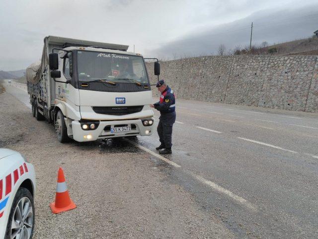 Amasya’da jandarmadan ‘sahte plaka’ denetimi