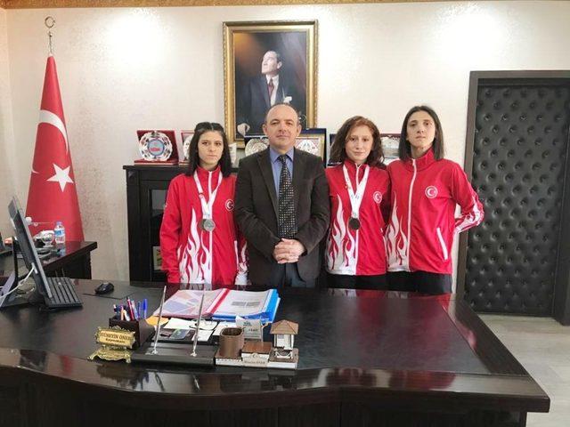 Burhaniye’de Kaymakam Öner, Dünya şampiyonlarını kutladı