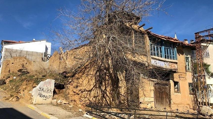 Tehlike arz eden yapılar tespit edilerek yıkılıyor